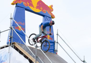 Mountainbiker atlama