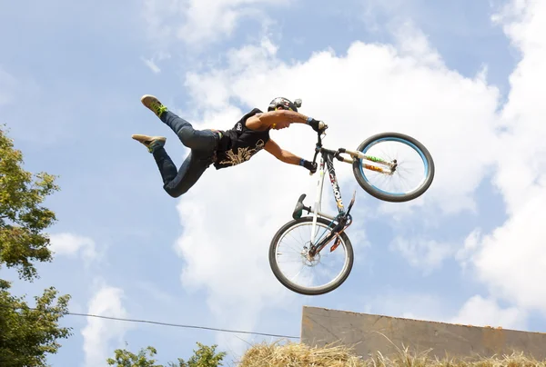 Hoppning mountainbike-åkaren跳跃的山地自行车手 — Stockfoto