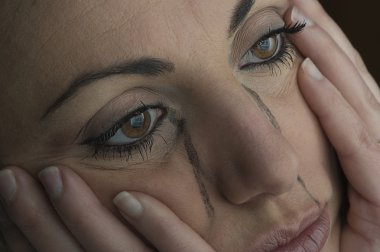 Yüzünde elleri olan genç bir kadın.