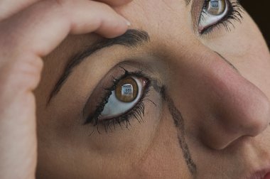 Yüzünde elleri olan genç bir kadın.