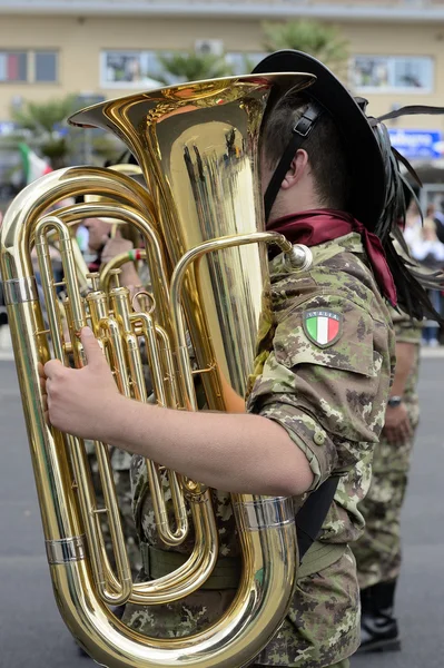 Scharfschützin mit ihrem Musikinstrument — Stockfoto