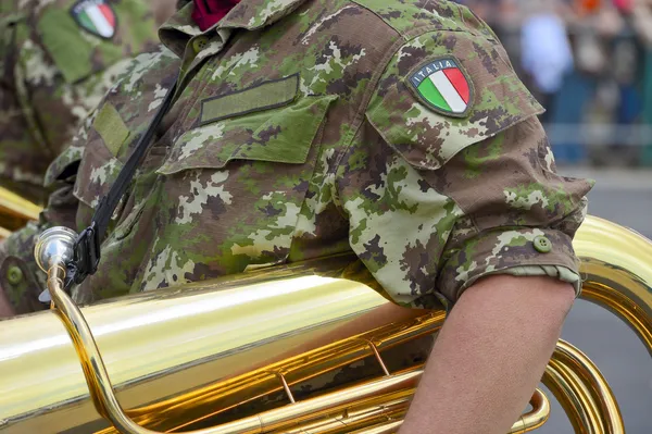 Scharfschützin mit ihrem Musikinstrument — Stockfoto