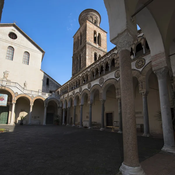 Атриум собора с колоннами и шпилями — стоковое фото