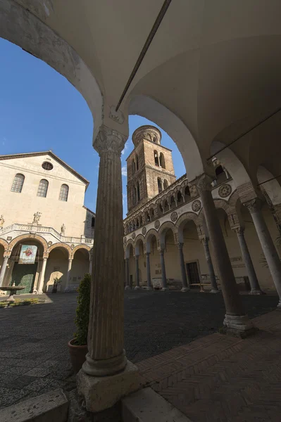 Atrium katedrály se sloupci a věž — Stock fotografie