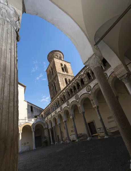 Atrium katedrály se sloupci a věž — Stock fotografie