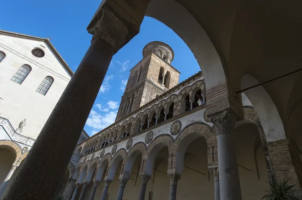 Atrium de la cathédrale avec colonnes et clocher — Photo