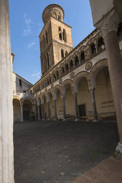 Atrium katedrály se sloupci a věž — Stock fotografie