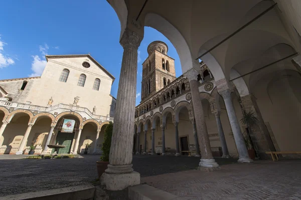 Atrium katedrály se sloupci a věž — Stock fotografie