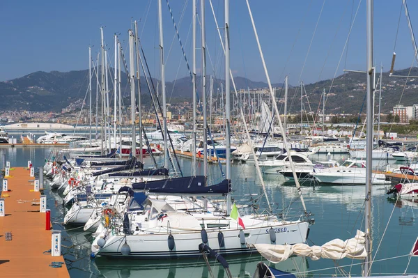 Yacht e barche a motore nel porto — Foto Stock