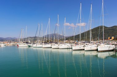 Yatlar ve motorlu tekneler limanda