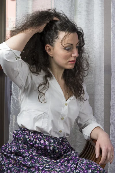 Giovane donna con la mano nei capelli — Foto Stock