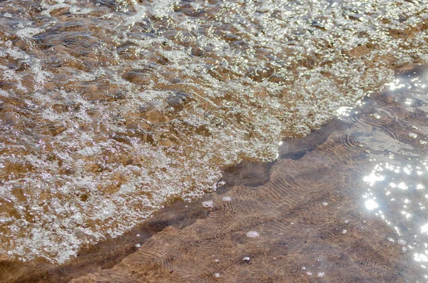 Пузырьки Небольших Волн Ломающихся Низкой Воде Пляже Солнечном Свете Размытым — стоковое фото