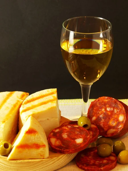 白色、 奶酪、 香肠和橄榄 01 — 图库照片