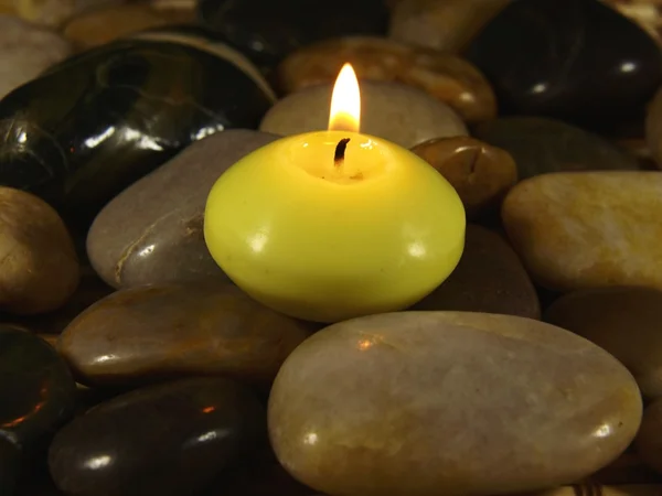 Свеча на камнях Лицензионные Стоковые Фото
