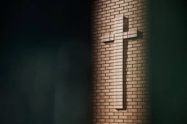 Цегляний хрест на стіні храму. Темний вільний простір для тексту на релігійну тему — стокове фото
