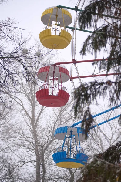 Kış başında şehir parkında üç sepet dönme dolap.