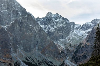 Küçük Kemarok Tepesi, Mayıs Kiezmarski Szczyt. Slovak Eiger, Yüksek Tatra Dağları olarak da bilinen etkileyici bir kuzey duvarı.