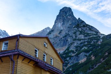 Zelene Pleso (Yeşil Göl) 'de bir kulübe, eski adıyla Brncalova Kulübesi. Zelene pleso High Tatras 'ın Slovak tarafında bulunan bir dağ gölüdür.