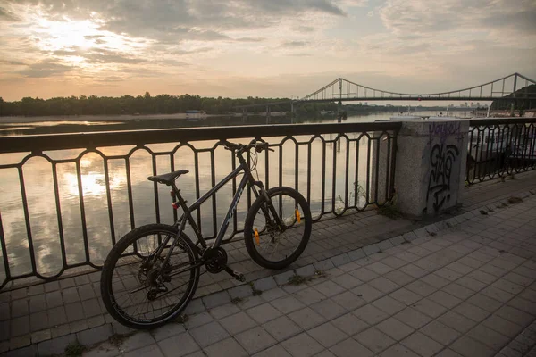 Kyiv Ukraine Lipca 2019 Rower Pobliżu Mostu Dla Pieszych Rzece — Zdjęcie stockowe
