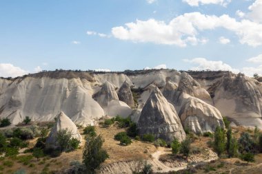 Kapadokya, Doğu-Orta Anadolu, Türkiye, Küçük Asya 'da yarı kurak bir bölge. Peri bacası kaya oluşumları, kuleler, koniler, vadiler ve mağaralar.
