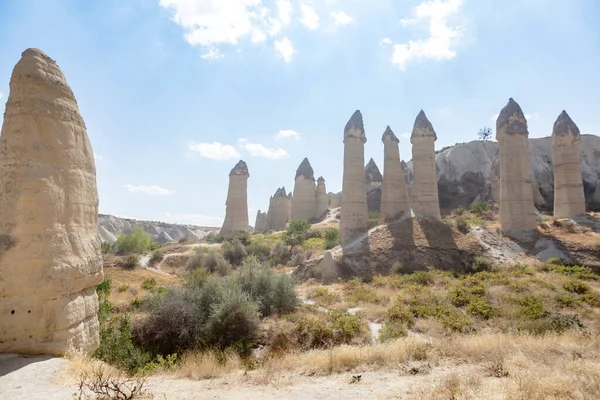 Aşk Vadisi, Kapadokya 'da ziyaret edilebilecek en eşsiz yerlerden biridir. Peri bacası kaya oluşumları, kuleler, koniler, vadiler ve mağaralar.