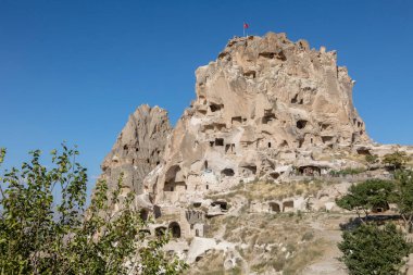 Tanınmış yerler, trogloditler (mağara sakinleri) tarafından vadi duvarlarına oyulmuş ve daha sonra ilk Hıristiyanlar tarafından mülteci olarak kullanılan Tunç Çağı evleri..