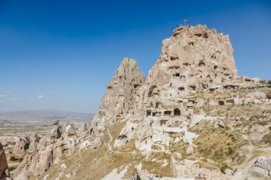 Uchisar Şatosu UNESCO Dünya Mirasları Listesi 'nin bir üyesiydi. Goreme, Kapadokya, Türkiye. Kapadokya 'da evleri olan turist kasabası.