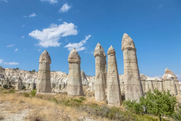 Uchisar Şatosu UNESCO Dünya Mirasları Listesi 'nin bir üyesiydi. Goreme, Kapadokya, Türkiye. Kapadokya 'da evleri olan turist kasabası.