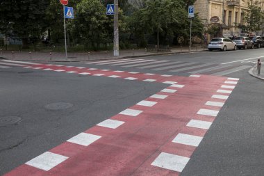 Ukrayna, Kiev 'de boş bir caddede bisiklet altyapısının kırmızı ve beyaz işareti