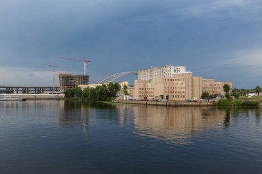 Ukrayna 'nın başkenti Kyiv' deki Dnipro Nehri 'nde Sovyet sonrası bir binanın yanına yeni bir bina inşa ediliyor.