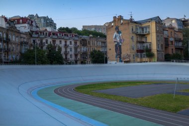 Sakin bir sokak manzarasının arka planında boş bisiklet yolu, Kyiv, Ukrayna