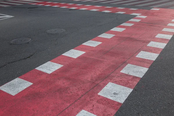 Ukrayna 'nın Kyiv kentindeki boş bir sokakta bisiklet altyapısının kırmızı ve beyaz işareti