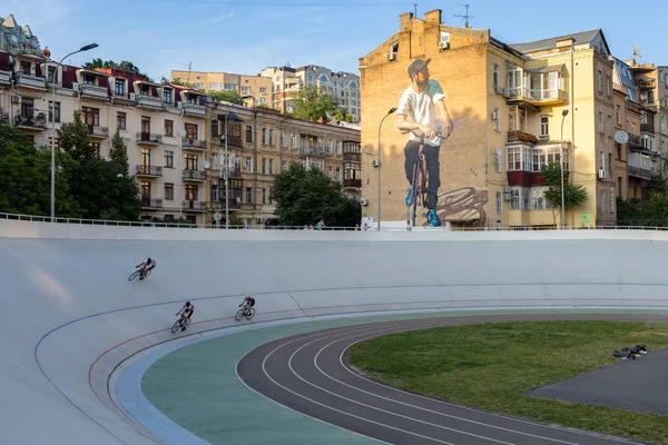 Bisikletçiler, sakin bir sokak manzarası olan Kyiv, Ukrayna 'nın arka planına karşı bisiklet yolunda