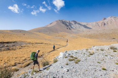 Argaeus olarak da bilinen Ergies Dağı 'na tırmanan bir grup turist Türkiye' de bir yanardağdır.