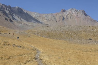 Argaeus olarak da bilinen Ergies Dağı 'na tırmanan bir grup turist Türkiye' de bir yanardağdır.