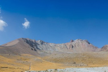 Türkiye 'nin Ergies Dağı - çok sayıda monogenetik baca ve lav kubbeleri ile çevrili büyük stratovolcano