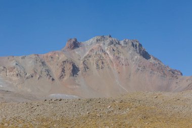 Erciyes Dagi bazalt, bazaltik andesite, andesite, dacite, rhyodacite ve rhyolite püskürdü.