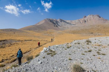 Argaeus olarak da bilinen Ergies Dağı 'na tırmanan bir grup turist Türkiye' de bir yanardağdır.