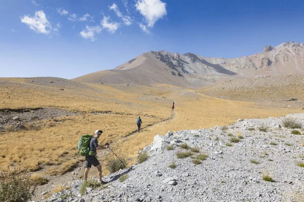 Argaeus olarak da bilinen Ergies Dağı 'na tırmanan bir grup turist Türkiye' de bir yanardağdır.