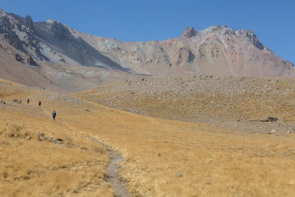 Argaeus olarak da bilinen Ergies Dağı 'na tırmanan bir grup turist Türkiye' de bir yanardağdır.