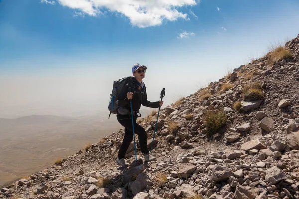 Žena Turistické Stoupání Mount Ergies Velké Stratovolcano Obklopen Mnoha Monogenetických — Stock fotografie