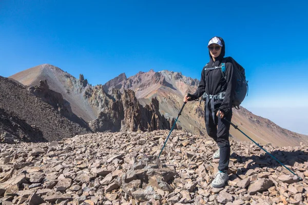 Žena Turistické Lezení Mount Ergies Velké Stratovolcano Obklopen Mnoha Monogenetických — Stock fotografie