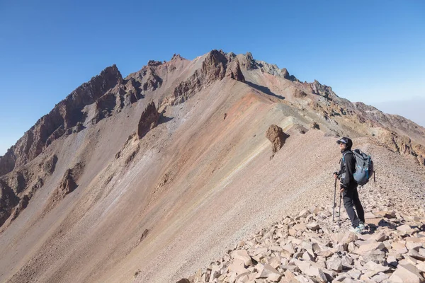 Girl Tourist Climbing Mount Ergies Large Stratovolcano Surrounded Many Monogenetic — Stock Photo, Image