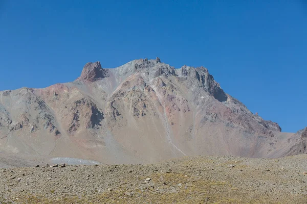 Monte Ergies Gran Estratovolcán Rodeado Muchos Respiraderos Monogenéticos Cúpulas Lava —  Fotos de Stock