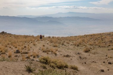 Türkiye 'nin Doğu Anadolu Bölgesi' nin Greater Ararat tepeleri yakınlarındaki Serdarbulk lav platosunda turist yürüyüşleri