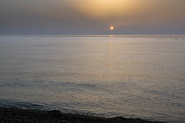 Orange Skiva Solen Nära Stranden Med Blandning Sand Och Små — Stockfoto