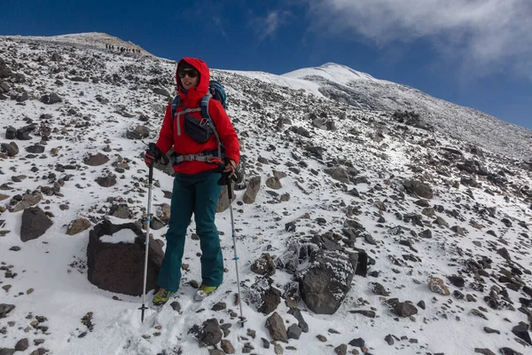 Female Climber Tourist Hikes Frozen Rocks Stones Clouds Big Mountains — Photo