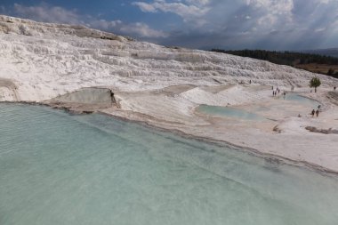 Pamukkale 'deki bir kaplıcada Travertine terasları (Pamukkale), Türkiye