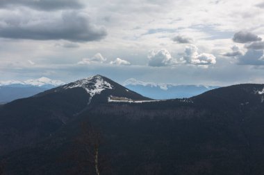 Ukrayna, Karpatlar, Gorgany dağlarının karlı dağlarında Khomyak Dağı 'nın kayalık tepeleri
