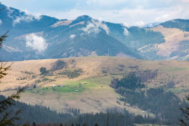 Yağmurdan sonra küçük köy ve Karpat dağ vadisi, Ukrayna